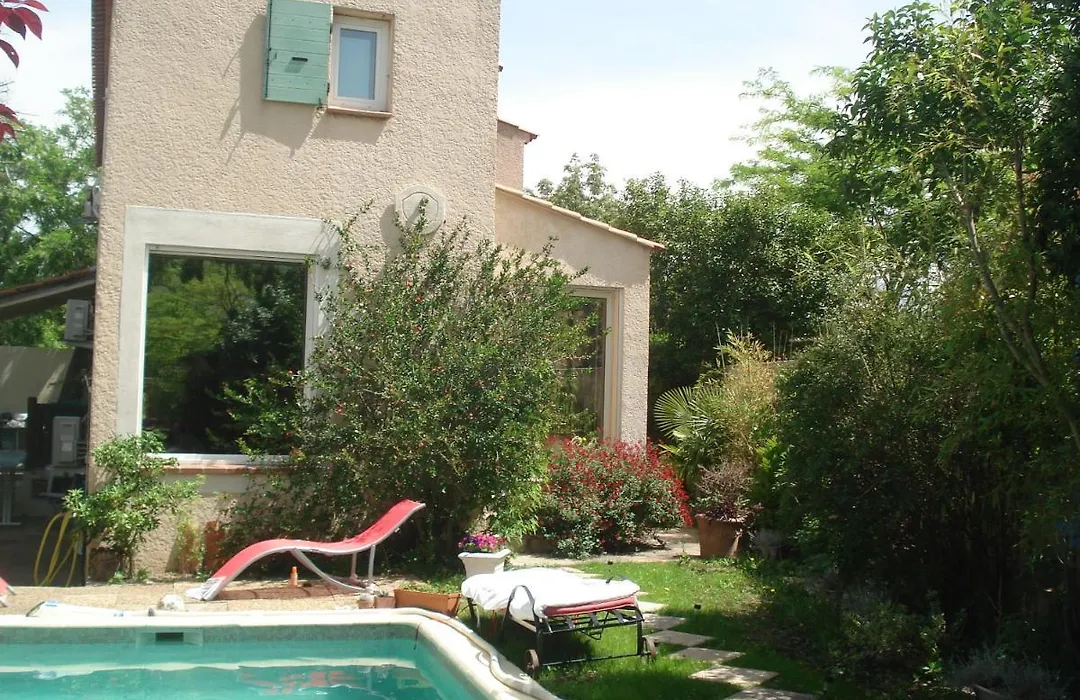 APPARTEMENT EN SOUS SOL DE VILLA avec accès jardin et piscine-1