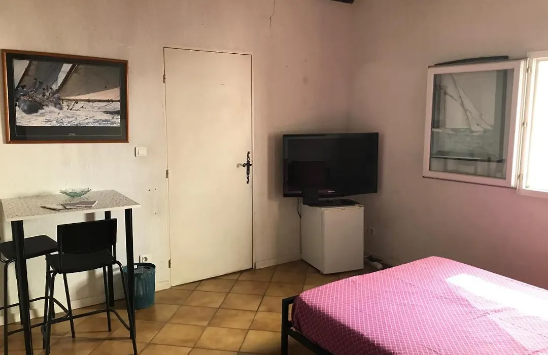 Chambre climatisée avec sdb privée dans une villa avec piscine ouverte d'avril à mi octobre-1
