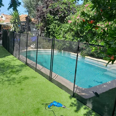 APPARTEMENT EN SOUS SOL DE VILLA avec accès jardin et piscine-2