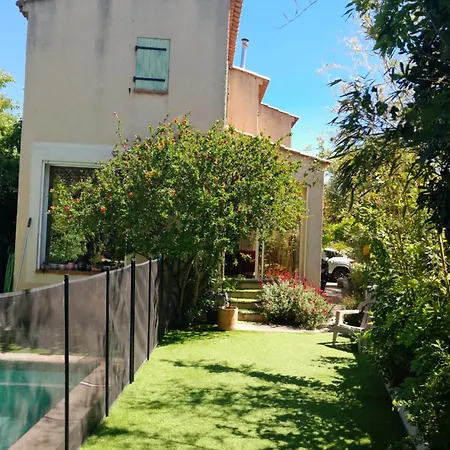 APPARTEMENT EN SOUS SOL DE VILLA avec accès jardin et piscine-3